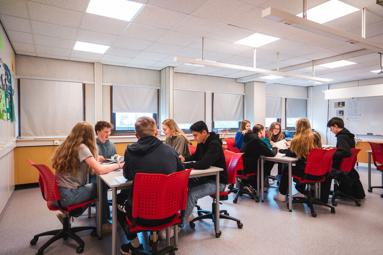 Bilete frå eit klasserom på Austrheim vgs, elevar i gruppearbeid