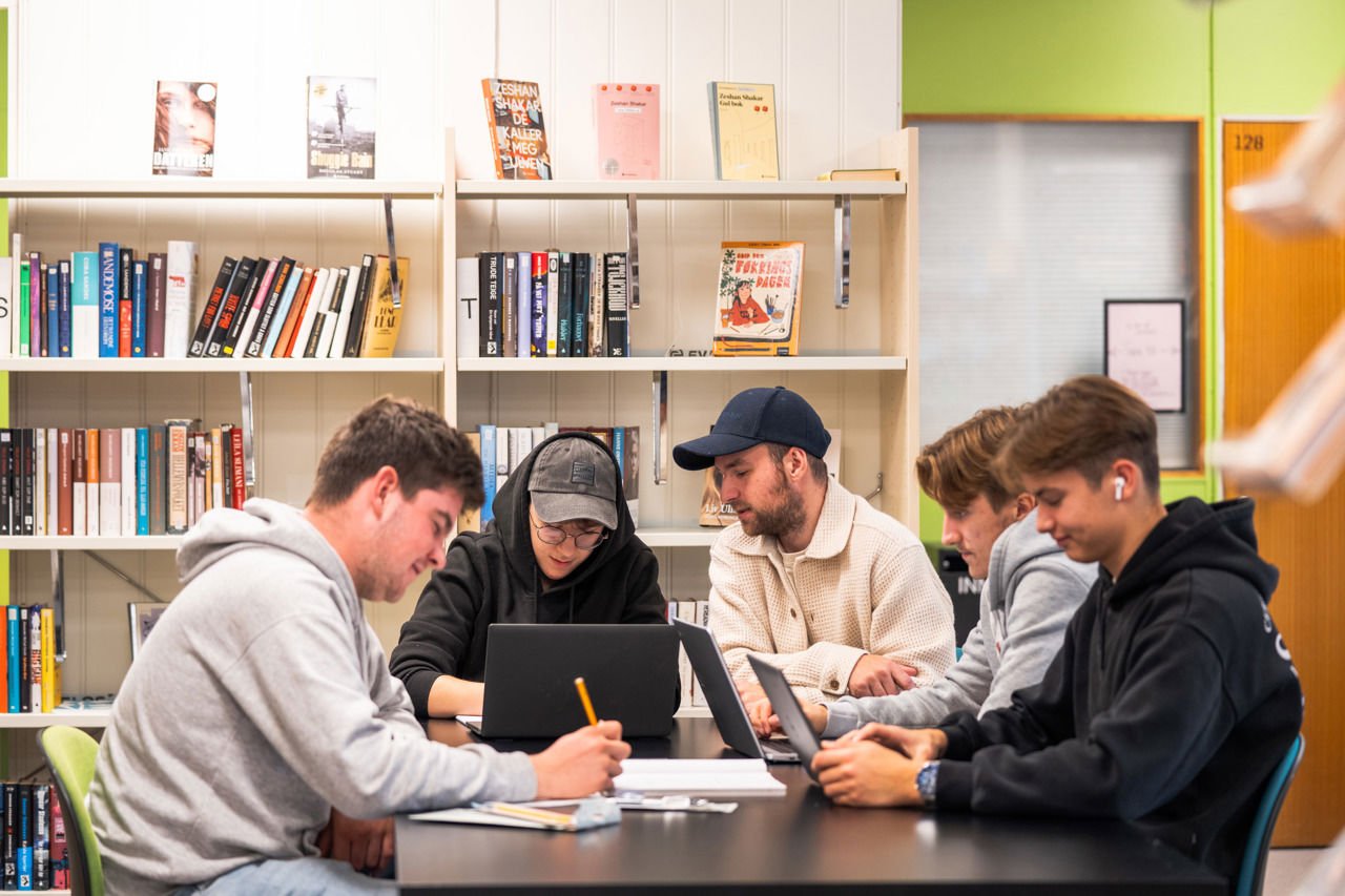 Elevar sitt saman rundt eit bord