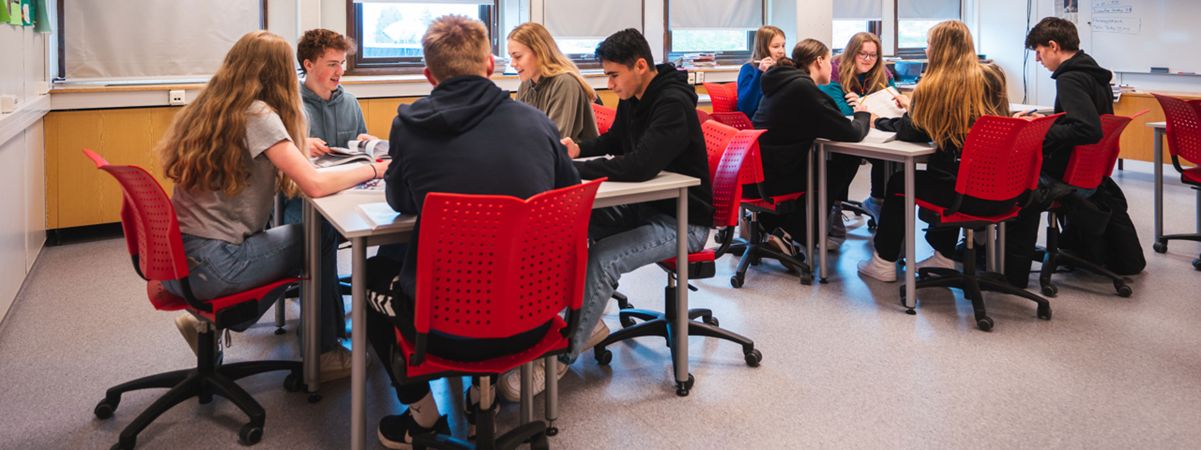 Bilete av elevar i klasserom på Austrheim vgs