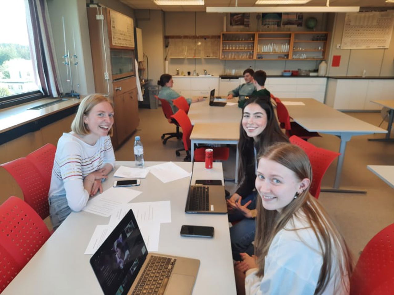 Tyske studenter april 22 - naturfagsalen.jpg