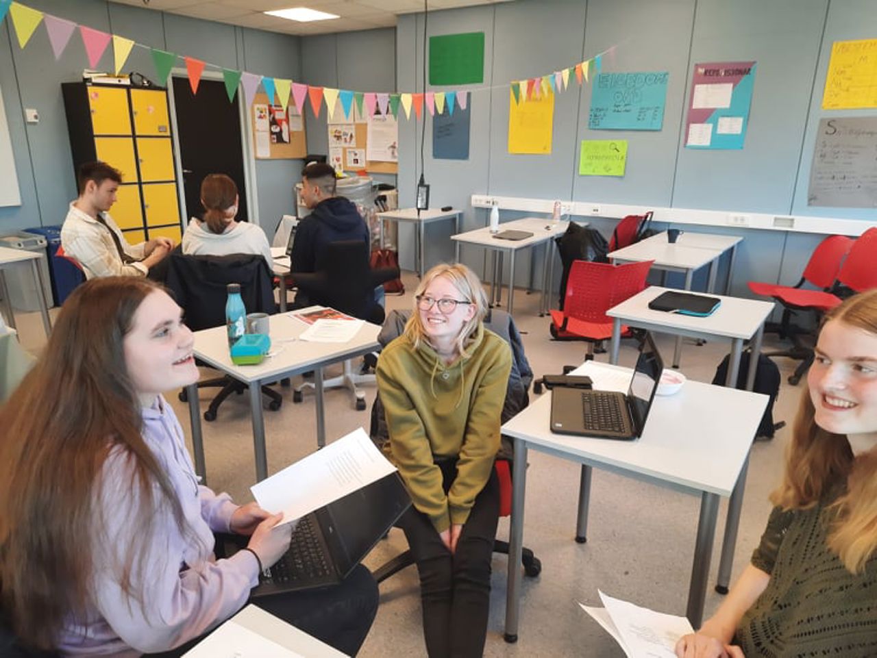 Tyske studenter april 22 - samtale i klasserom.jpg