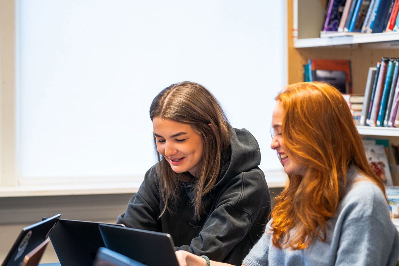 To elevar jobbar saman på biblioteket