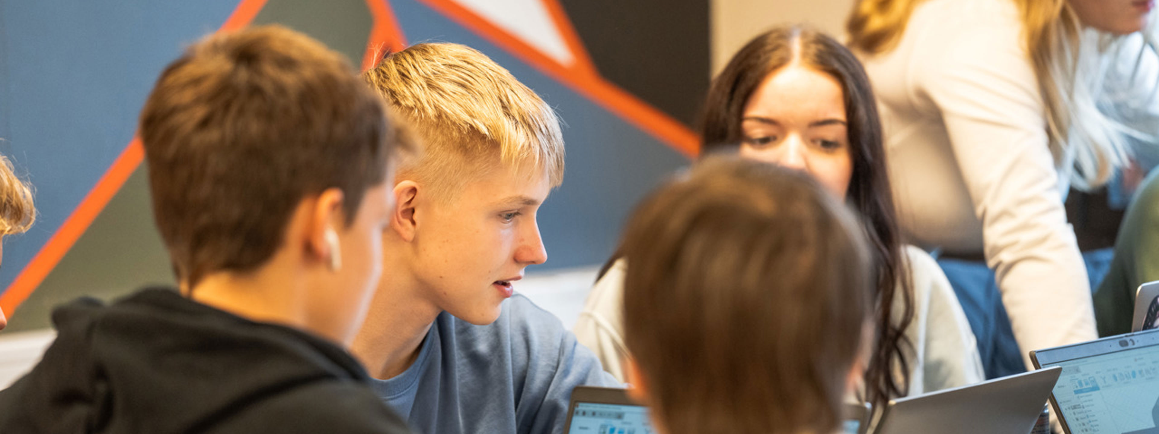 Bilete av elevar i gruppearbeid