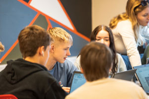Bilete av elevar i gruppearbeid
