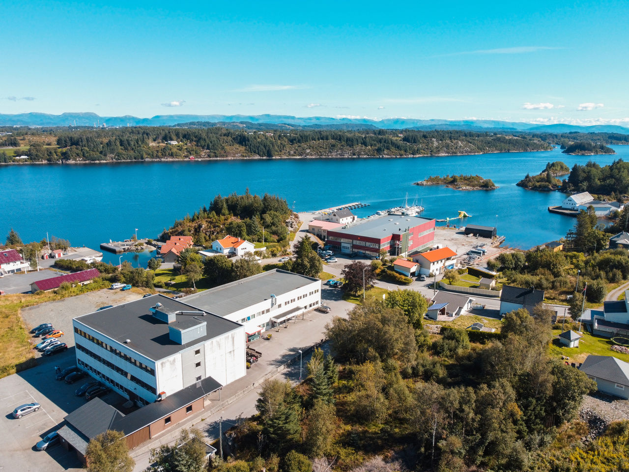 Dronebilete av Austrheim vgs