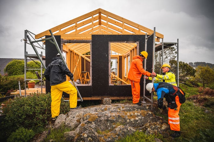 Bilete av elevar som snikrar eit hus