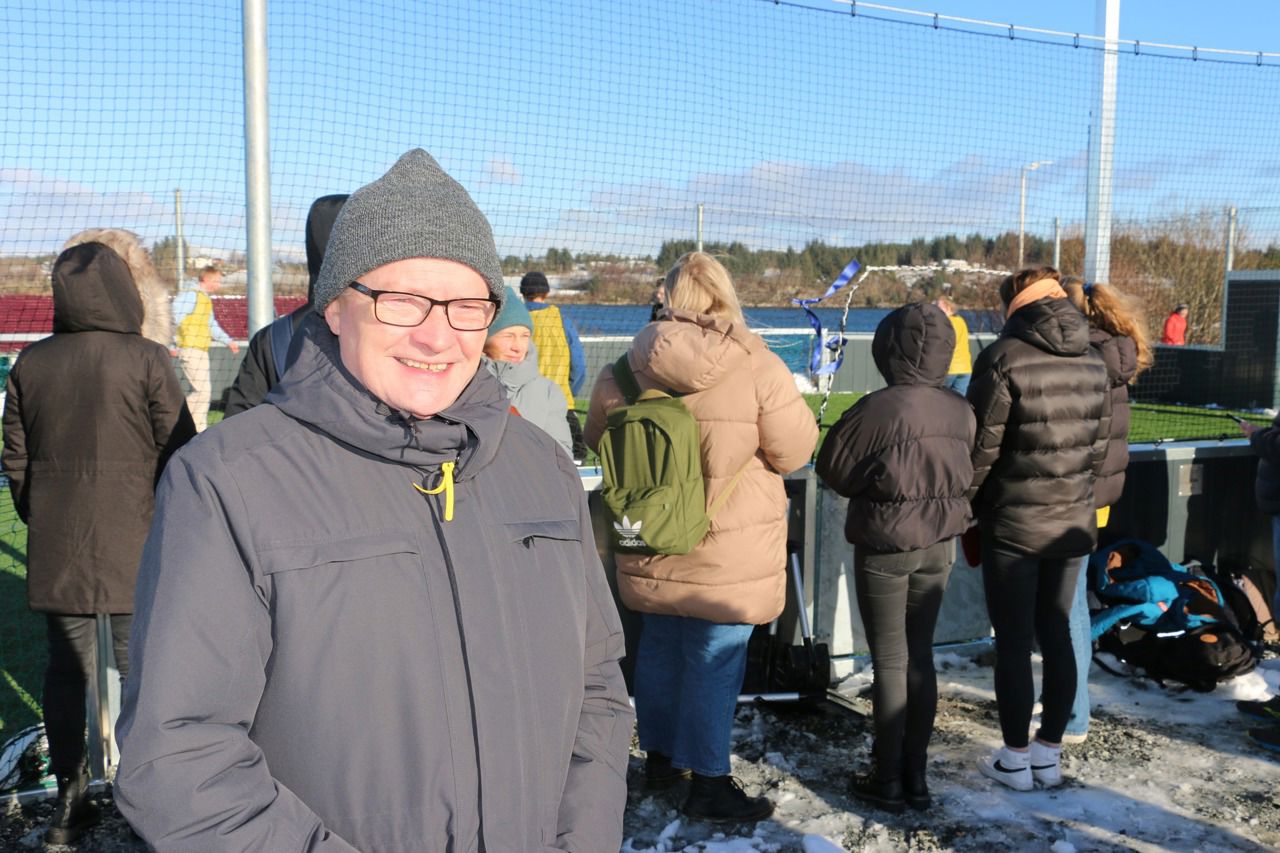 Sigbjørn Tresvik framfor ballbingen Siggen Stadion