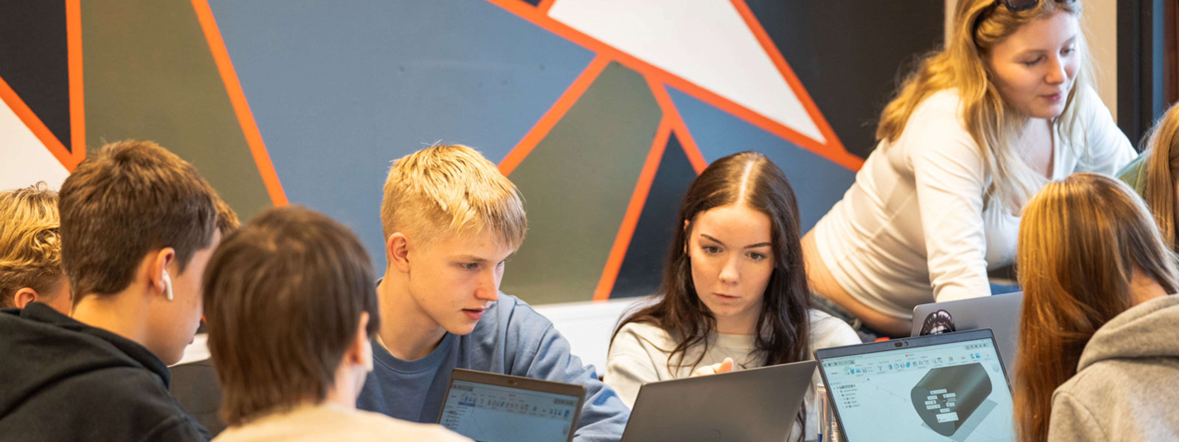 Bilete av elevar i eit klasserom