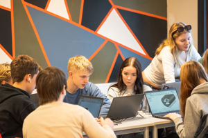 Bilete av elevar i eit klasserom