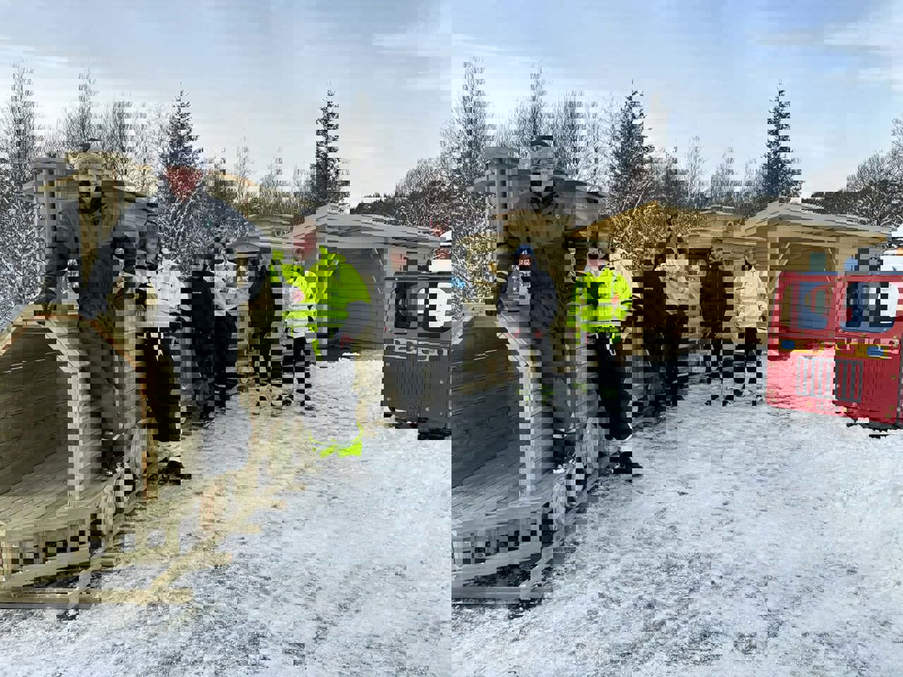 Bilete av elevar og leiketog i barnehagen