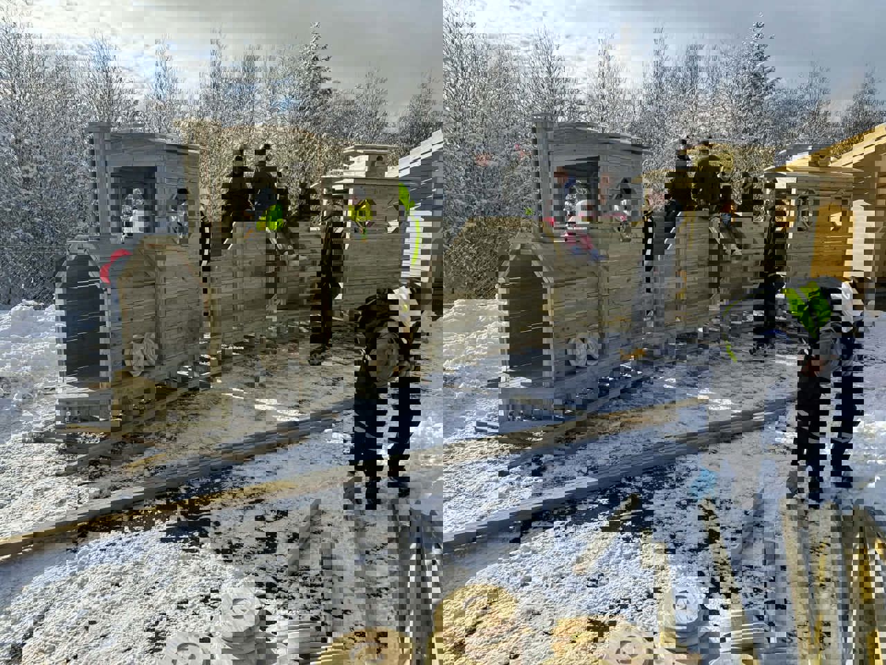 Bilete av elevar og leiketog i barnehagen, toget vert bygd