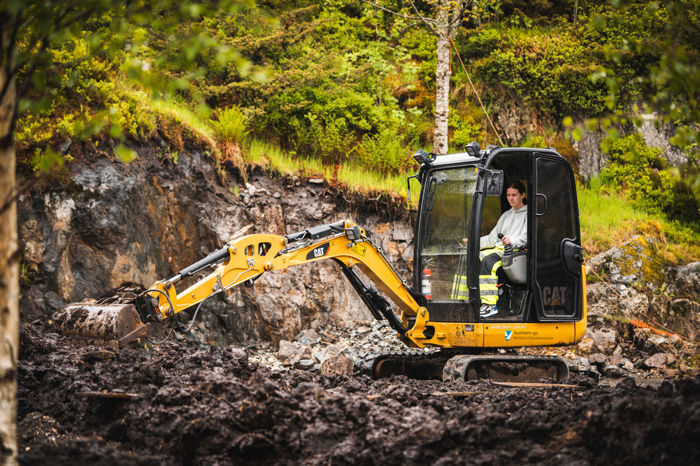 Elev i ein gravemaskin